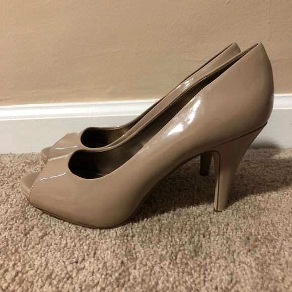 Nude pumps, size 8 - Picture 1 of 2